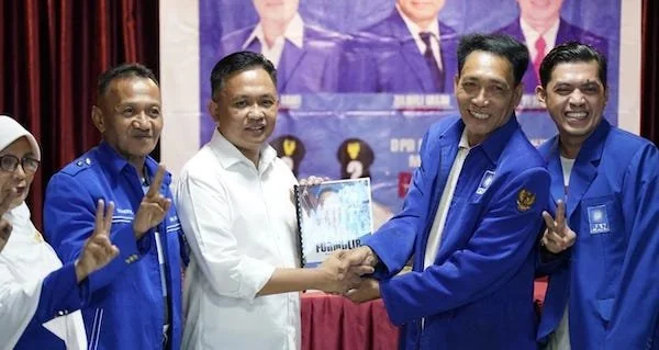 Ilham Azikin kembalikan formulir bacalon bupati di PAN Bantaeng.