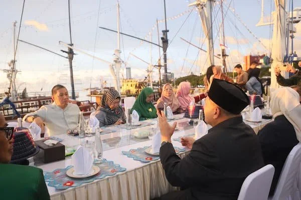 Wali Kota Makassar, Munafri Arifuddin saat Menjamu Wakil Menteri Luar Negeri, Muhammad Anis Matta diatas Kapal Pinisi (Dok: Ist).