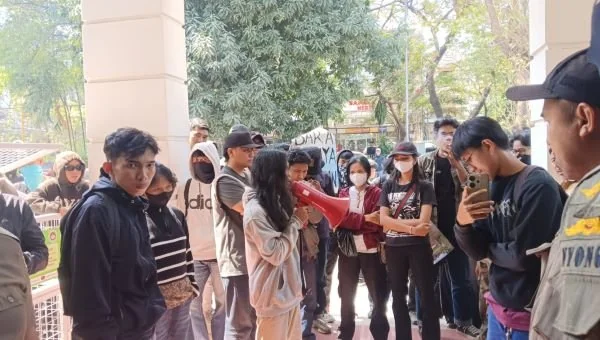 Warga Bara-Baraya saat Menyampaikan Aspirasi di gedung DPRD Kota Makassar (Dok: KabarMakassar).
