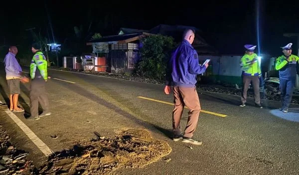 Pihak Kepolisian saat melakukan olah TKP di Tapalang (Dok : ist).