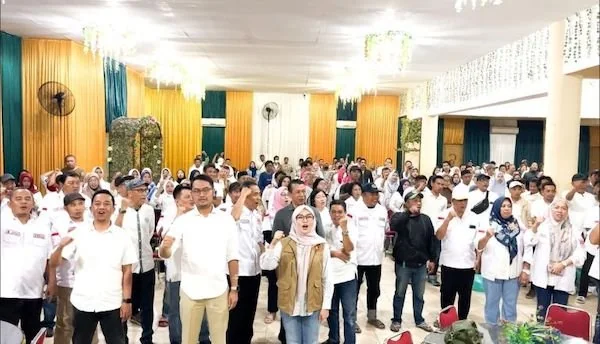 Bakal calon wali Kota Makassar 2024 Andi Seto Ghadista Asapa foto bersama usai pengukuhan tim pemenangan sahabat Andi Seto. Dok IST