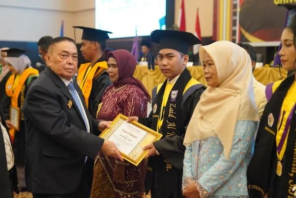 Wisuda Universitas Tomakaka yang dihadiri Wakil Gubernur Sulbar (Dok: Ist).