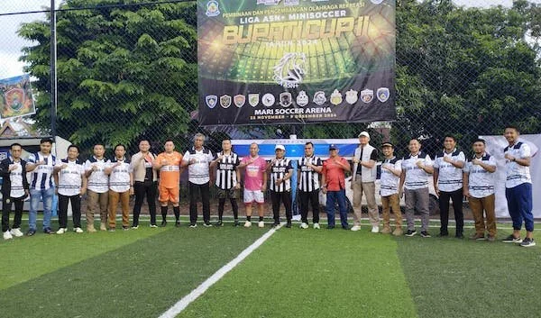 Pj Bupati  Jeneponto, Junaedi Bakri bersama Dandim 1425 Letkol. Inf. Muhammad Amin, Kasi Intel Kejari, Muh. Zahroel Ramadhana serta para Legislator DPRD Jeneponto dan Kabid Pembudayaan Olahraga Dispora Jeneponto, Suardi A Kahar saat melakukan swafoto bers
