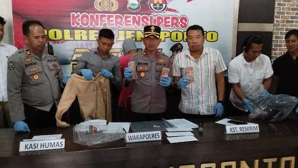 Wakapolres Jeneponto, Kompol Muh. Idris saat memimpin jumpa pers bersama Kasat Reskrim, AKP Supriadi Anwar dan Kasi Humas, AKP Bakri.  (Foto/ullah).