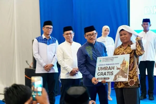 Gubernur Sulbar saat menyerahkan secara simbolis tiket umroh (dok: ist)