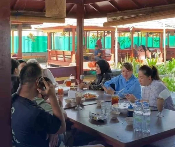 Rekomendasi tempat bukber, Saoenk Cobek (Foto : official instagram @saoenkcobek).