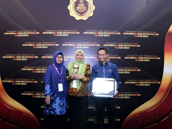 Wakil Bupati Maros terima Penghargaan UHC kedua dari Pemerintah Pusat (Dok : Ist).