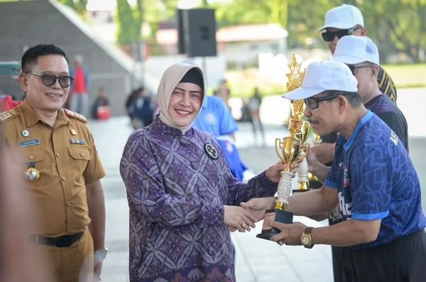 Ketua Cabor Persatuan Basket Indonesia (Perbasi) Kota Makassar sekaligus Ketua TP PKK Kota Makassar, Indira Yusuf Ismail, dalam Olimpiade Olahraga Siswa Nasional (O2SN) tingkat SD dan SMP serta Gala Siswa Indonesia di Kota Makassar (Dok : ist).