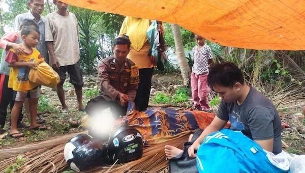 Pihak kepolisian dan mayat korban (Dok:Ist)