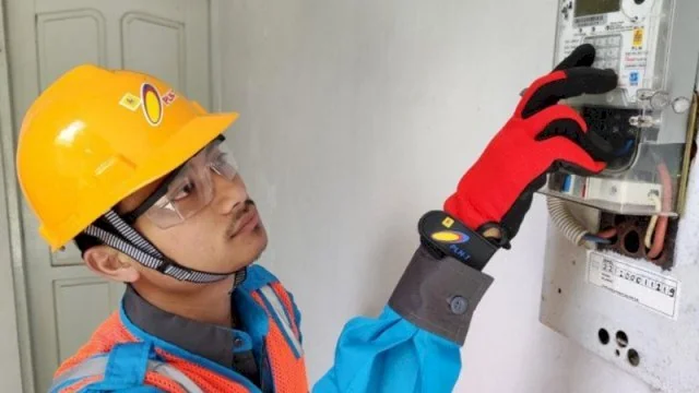 Petugas PLN saat Pengecekan (Dok: Ist).