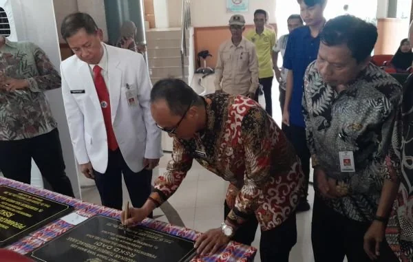 Pj Gubernur Sulsel, Prof Zudan Arif Fakrulloh menandatangani prasasti peresmian Pusat Layanan Tumbuh Kembang Anak (Dok: Nofi KabarMakassar).