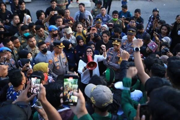 Ketua DPRD Sulsel, Andi Ina Kartika Sari saat menemui massa aksi di Kantor DPRD Sulsel (Dok : Ist).