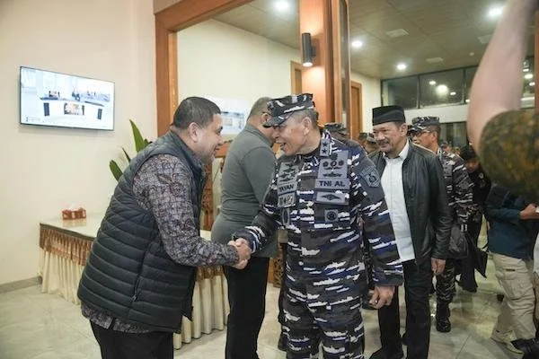 Wali Kota Makassar Munafri Arifuddin saat menyambut KSAL Muhammad Ali (dok ist)