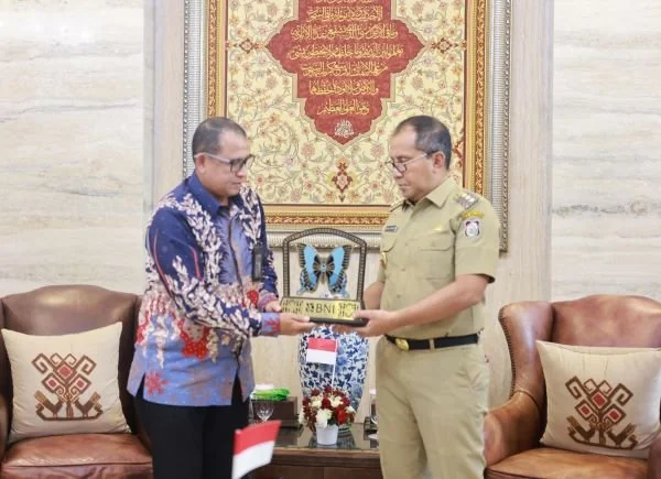 Wali Kota Makassar saat bertemu dengan Kepala Cabang BNI Makassar di Kediamannya, Jl Amirullah (Dok : Ist).