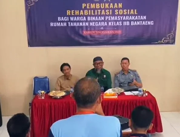 Kepala Rutan Bantaeng, Ambo Asse A, saat  memberikan pembinaan dan pemulihan Program Rehabilitasi kepada warga binaan.(ist).