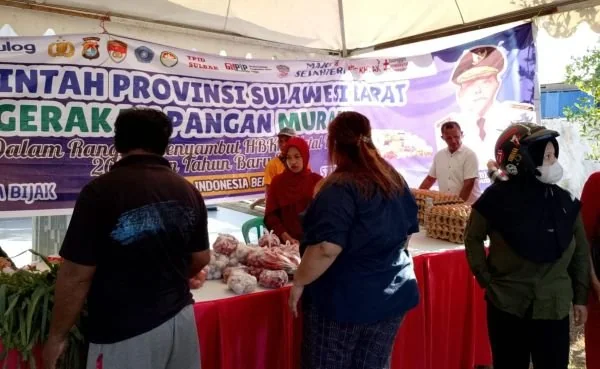 Gerakan pangan murah yang digelar Pemprov Sulbar di pelataran Geraja GSJA Mamuju (dok:ist)