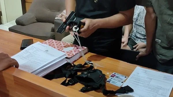 Airsoftgun milik seorang pria yang didapat saat razia (Dok: Atri KabarMakassar)