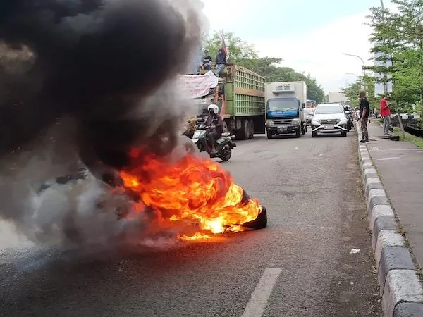 Tampak Suasana Demo Di Jalan Alauddin Raya