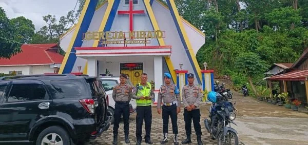 Pengamanan gereja yang dilakukan personel Polresta Mamuju (Dok: Ist)