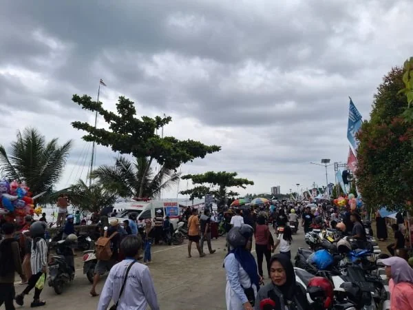 Masyarakat Pesisir Mamuju saat menonton Sandeq Silumba 2025 (Dok : Aldy KabarMakassar).