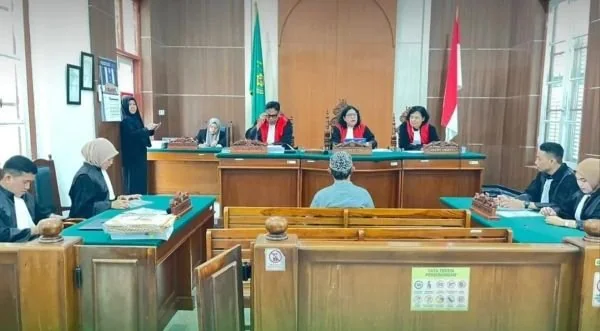Kades Baltar, M saat menjalani sidang pemeriksaan saksi di Pengadilan Tipikor Makassar. (Dok: Ist).