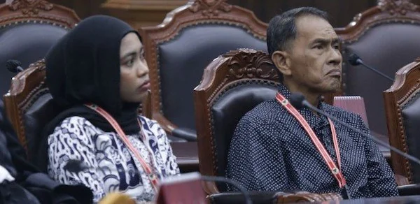 Pemohon saat Sidang Pengucapan Putusan Perkara Nomor 239/PUU-XXIII/2025 Pengujian Materiil Undang-Undang Nomor 11 Tahun 1969 tentang Pensiun Pegawai dan Pensiun Janda/Duda Pegawai (Dok: Ist).