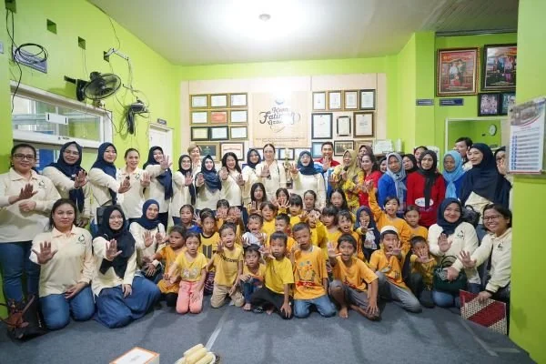 Persatuan Wanita Patra (PWP) Pertamina Patra Niaga Pusat bersama Regional Sulawesi melakukan kunjungan ke Sekolah Anak Percaya Diri  (Dok : Ist).