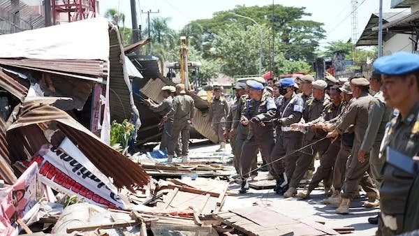 Suasana Penertiban PKL di Kecamatan Ujung Tanah (Dok: Ist).