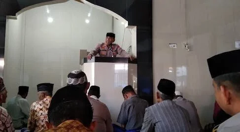 Kasat Binmas AKP M. Natsir, saat memberikan imbauan Kantibmas kepada Jamaah Shalat Jumat di Masjid Nur Taqwa Pappasangeng, Desa Camba-Camba, Kecamatan Batang. (Ist)
