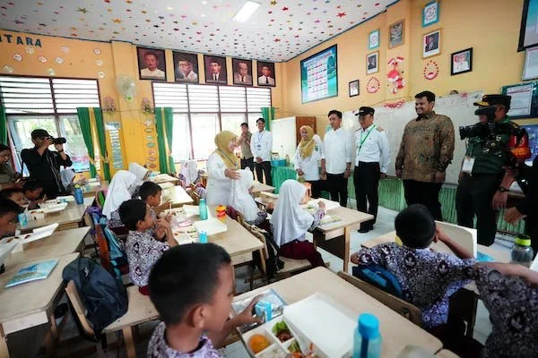 Pj Gubernur Sulsel, Prof Zudan Arif Fakrulloh dan Wapres RI, Gibran Rakabuming Raka pada simulasi makan bergizi gratis (Dok: Ist)