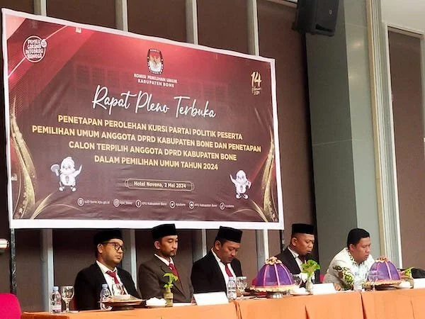 Komisi Pemilihan Umum (KPU) Bone, Sulawesi Selatan menggelar rapat pleno perihal penetapan calon terpilih anggota DPRD Kabupaten Bone, periode 2024-2029, berlangsung di ruang pertemuan Hotel Novena, Kamis (2/5) malam. Foto IST