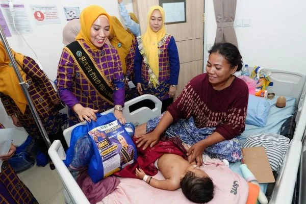 Tim Penggerak PKK Sulsel menggelar bakti sosial operasi celah bibir dan lelangit pada anak.