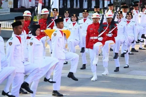Paskibra Kota Makassar saat bertugas mengibarkan bendera pada upacara peringatan HUT ke-78 Kemerdekaan Indonesia di Anjungan Pantai Losari (dok. Ist)