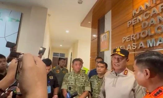 Kapolda Sulawesi Selatan Irjen Pol. Djuhandhani Rahardjo menjelaskan di kantor Basarnas  (Foto : Dwiki Luckianto Septiawan KabarMakassar)
