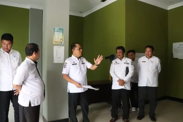 Sekprov Sulbar Junda Maulana saat melakukan sidak dibeberapa OPD lingkup Pemprov Sulbar (dok:ist)