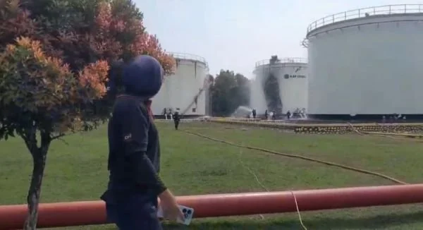 Tangkap layar video yang memperlihatkan kebakaran tangki BBM Pertamina di Kabupaten Luwu (Dok: Ist).