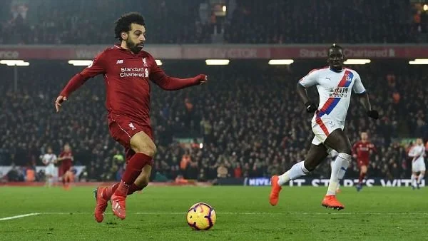 Pemain Liverpool Mohamed Salah melawan pemain Crystal Palace (Dok : int).