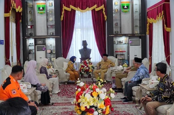 Wakil Wali Kota Makassar, Aliyah Mustika Ilham, saat Membawakan Bantuan Korban Bencana ke Gubernur Sumatera Barat, Mahyeldi Ansharullah, (Dok: Ist).