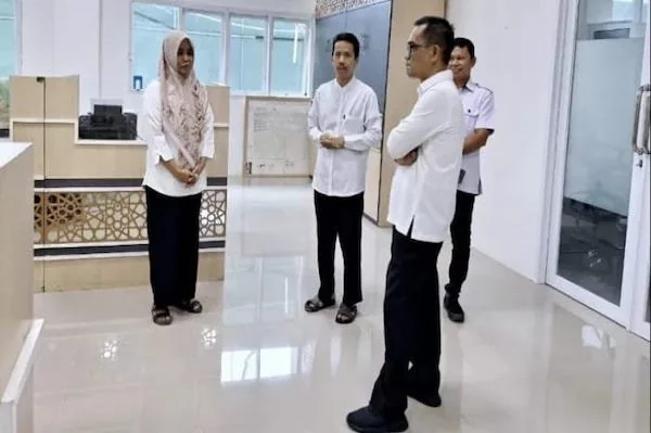 Kakanwil Kemenag Sulsel Muh Tonang melakulan inspeksi mendadak pada 11 Satker saat hari pertama berkantor, Senin (1/4) lalu. (Foto dok Humas Kanwil Kemenag Sulsel)