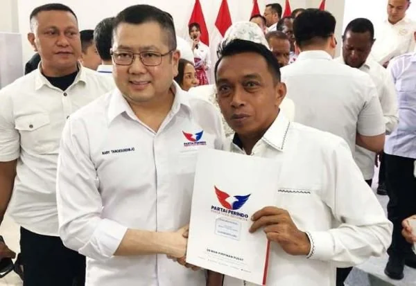 Ketua Umum Perindo Hary Tanoesoedibjo (kiri) menyerahkan surat rekomendasi usungan kepada bakal calon bupati Kabupaten Sidrap, Syaharuddin Alrif di Jakarta, (Dok : ist).