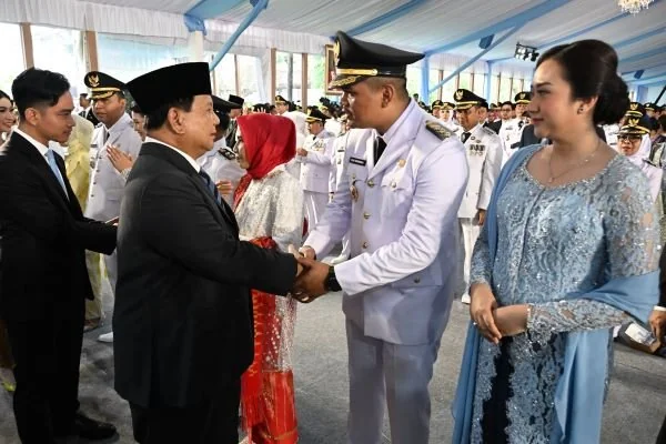 Bupati Bantaeng, M. Fathul Fauzy Nurdin saat bersalaman dengan Presiden Republik Indonesia, Prabowo Subianto di Istana Negara (Dok : Ist).