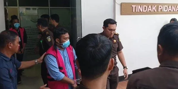Pegawai Kajari Takalar Giring Kedua Tersangka Ke Mobil Tahanan