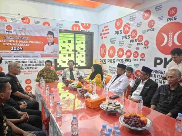 Ketua DPW PKS Sulsel, Muhammad Amri Arsyid saat mengambil formulir pendaftaran di kantor DPC PKS Makassar, Kamis (23/5).