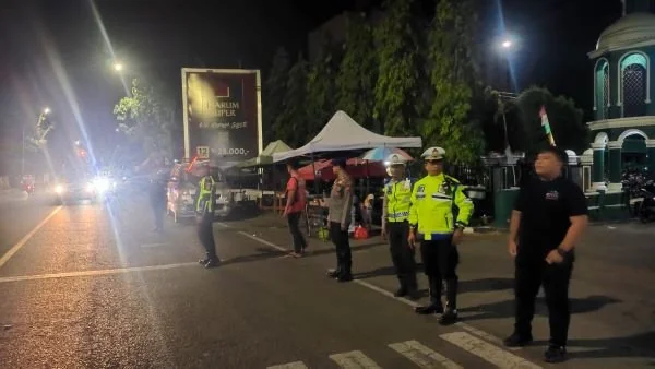 Personel Polres Sinjai saat pengamanan Shalat Tarawih (Dok : Ist).