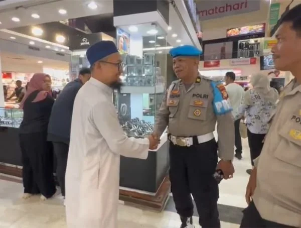 Sejumlah pusat perbelanjaan mulai ramai dikunjungi seperti terlihat di Mall Panakkukang Makassar, Sulawesi Selatan. Tampak anggota Polri saat menyapa warga saat berada di pusat perbelanjaan.