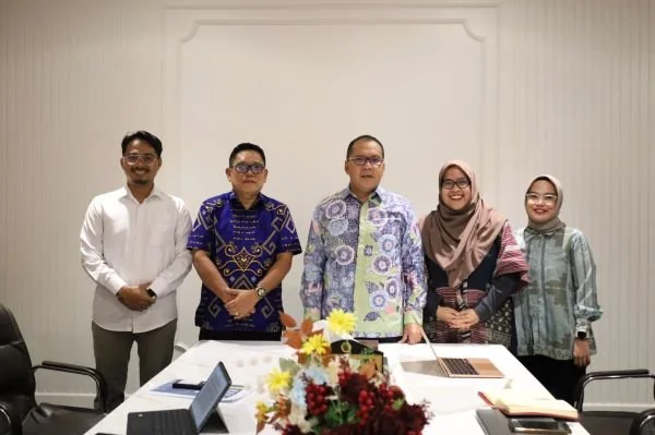 Wali Kota Makassar  bersama perwakilan dari Pusat Studi Pendidikan dan Kebijakan (PSPK) di Kantor Balai Kota Makassar, Kamis (14/3).