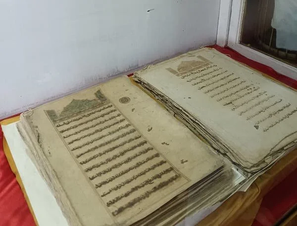 Penampakan Alqur'an Berusia Lebih dari 400 Tahun di Gowa (Dok: Sinta KabarMakassar).