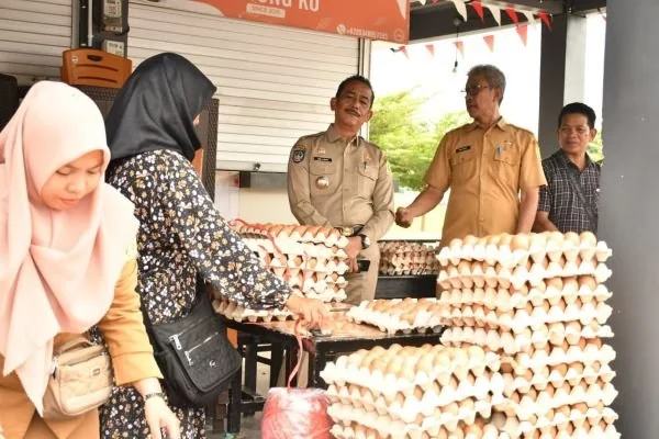 Kegiatan pasar murah yang dilaksanakan di  Alun-Alun Sinjai Bersatu (Dok : Ist).