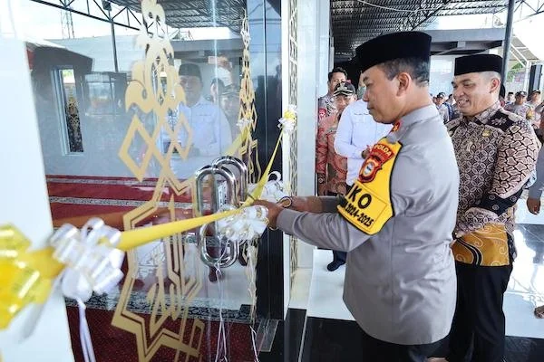 Kapolda Sulsel, Irjen Pol Yudhiawan saat meresmikan Masjid AR-Rahman Bharaduta di Kabupaten Takalar (Dok:Ist)