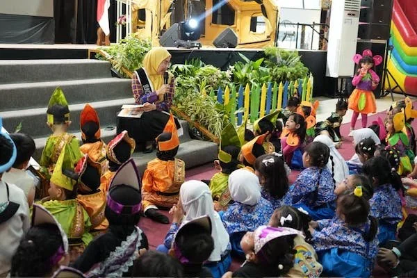 Bunda PAUD Kota Makassar, Melinda Aksa Munafri saat Mengajarkan anak-anak Cintai Lingkungan dengan pilah sampah (Dok: Ist).